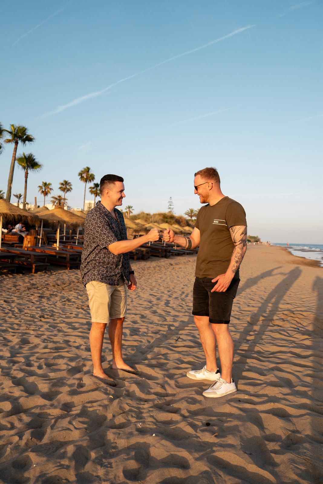 Rene mit Freund am Strand